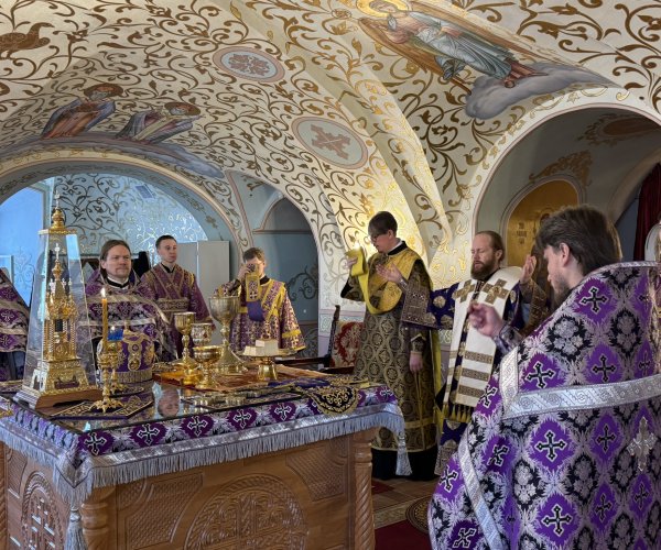 Первую Божественную литургию в обновленном нижнем храме Воскресенского кафедрального собора совершил Митрополит Вологодский и Кирилловский Савва