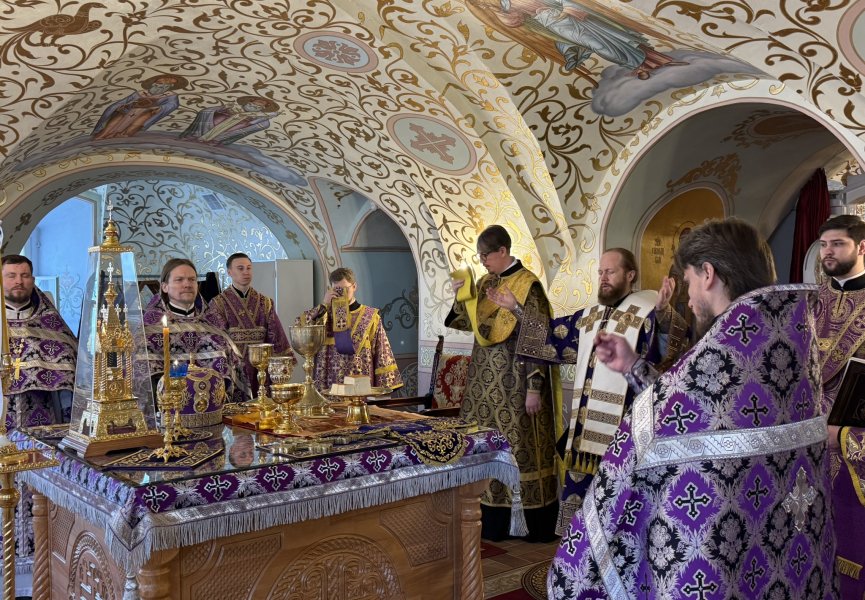 Первую Божественную литургию в обновленном нижнем храме Воскресенского кафедрального собора совершил Митрополит Вологодский и Кирилловский Савва