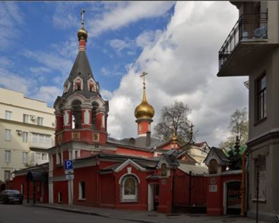 Иерусалимское Подворье находится в храме Воскресения Словущего на Арбате, в Филипповском переулке.  История храма уходит в глубь веков. По преданию, уже со второй половины XVI века на этом месте стояла церковь во имя святого апостола Филиппа.