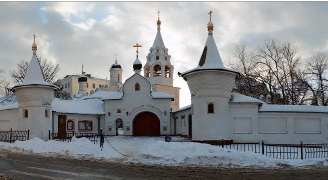 Подворье Русского Свято-Пантелеимонова монастыря на Афоне появилось в Москве в 1879 году. Оно располагалось в усадьбе на Большой Полянке. А затем у подворья появился еще один участок земли на Таганке.  Строителем и настоятелем Афонского подворья на ...