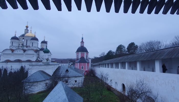 Как самостоятельно добраться до Свято-Пафнутьева Боровского монастыря? Едем в г. Боровск Расстояние от Москвы – 110 км.  Из Москвы на электричке с Киевского вокзала до станции Балабаново. Время в пути – 1,5 часа. Стоимость проезда  – от 450 руб. Затем...