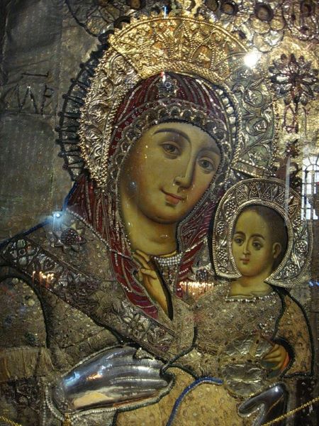 В храме Рождества Христова в Вифлееме, в нескольких метрах от спуска в святую пещеру, находится одна из самых удивительных икон Божией Матери. Это единственный образ, на котором Богородица изображена улыбающейся. Это действительно очень необычно...