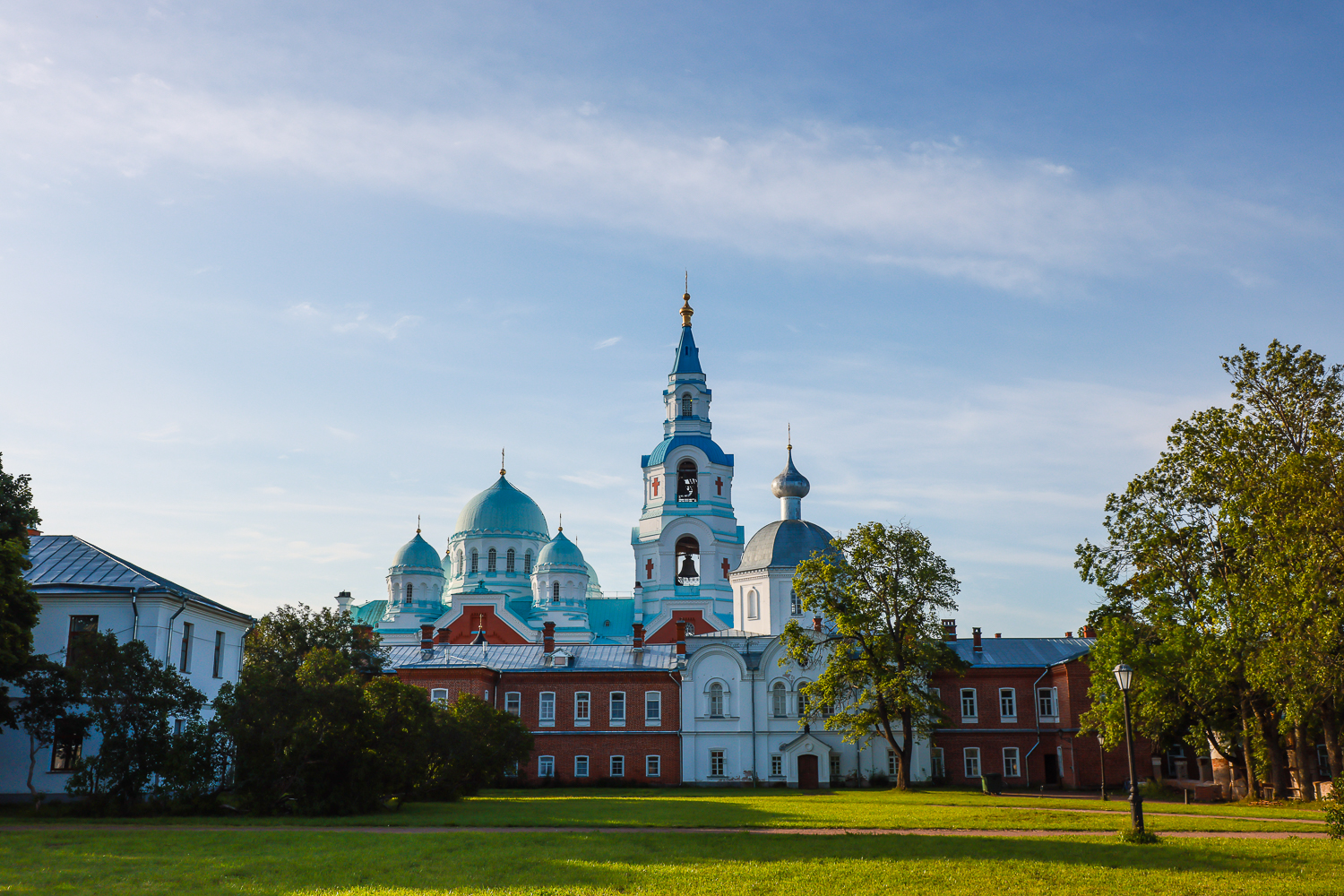 ПУТЬ НА СОЛОВКИ. Продолжение. Мы на Валааме!  Наше путешествие по воде никак нельзя назвать трудным, опасным или изнурительным. С сегодняшними средствами передвижения – это яркая незабываемая прогулка! В августе и сентябре здесь обычно тепло и солнечно...