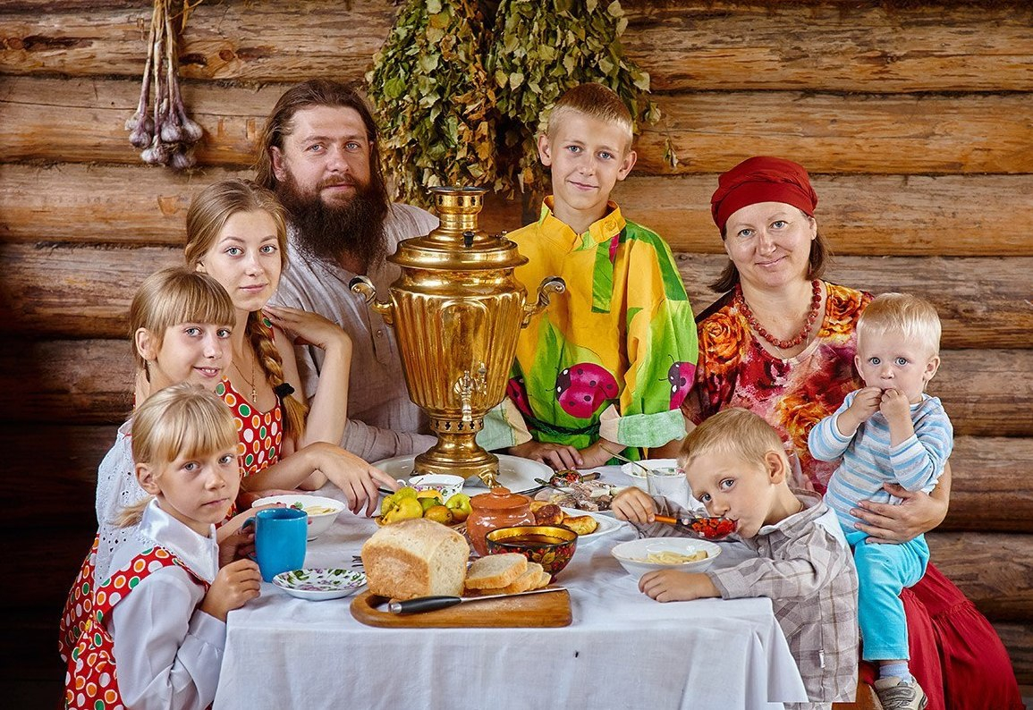 В прежние времена никто не садился за трапезу без молитвы. Старшие члены семьи подавали пример младшим. Эта благочестивая традиция передавалась из поколения в поколение. Почему это так важно – молиться перед трапезой и просить Божьего благословения...