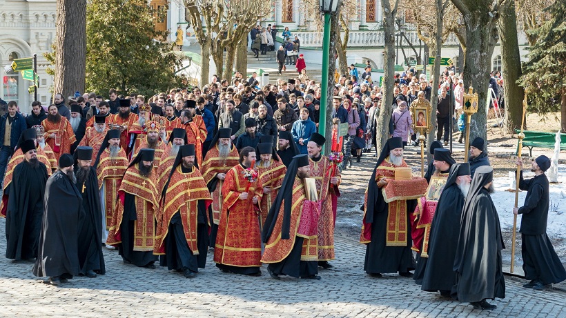 ХРИСТОС ВОСКРЕСЕ! ВОИСТИНУ ВОСКРЕСЕ! В конце Литургии в день Пасхи совершается освящение артоса. Это просфора большого размера с изображением Креста или Воскресения Христова. Артос полагается на аналое у Царских Врат возле иконы Спасителя.  В каждый ...