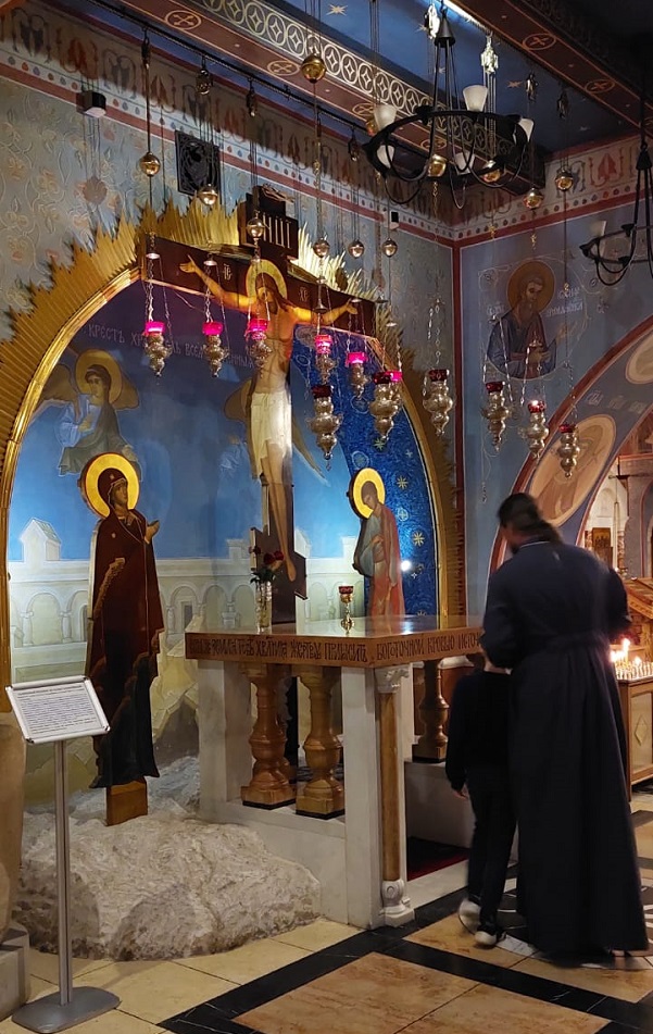 Как познакомиться с копиями христианских святынь Святой Земли – Иерусалима и окрестностей – находясь в Москве? Покровский храм в Ясенево называют чудом света. Это храм, находясь в котором, можно одновременно почувствовать себя и в Москве, и в ...