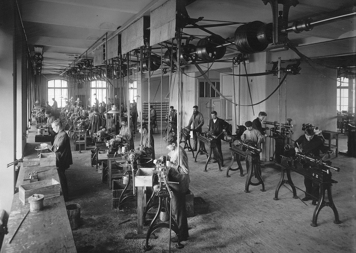 В этот день(14 июня по ст.стилю)в 1897 году император Николай II издал закон,запрещающий труд на фабриках, заводах и других предприятиях в воскресенье и праздничные дни. Для рабочих инославных исповеданий разрешалось не вносить в расписание праздников...