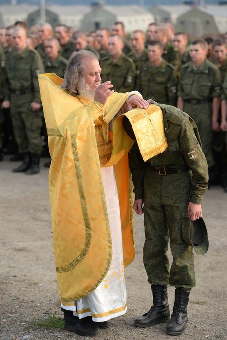 ИСТОРИЯ ВОЕННОГО ДУХОВЕНСТВА Сегодня, после нескольких десятилетий запрета полковые священники вновь вернулись в ряды Российской армии, и они несут свою нелёгкую службу вместе с воинами везде, где требуется их благодатное духовное слово. В настоящее ...