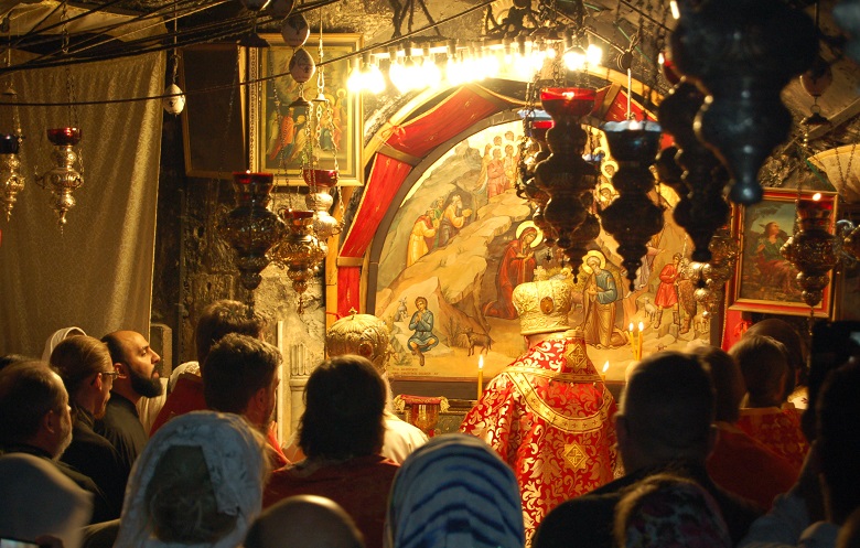 Как готовятся к Рождеству на Святой Земле?  Дома христиан-арабов накануне Рождества украшаются елками и гирляндами. Также в Вифлееме существует традиция делать вертепы и рождественские фигурки из местного оливкового дерева. Арабы-христиане Израиля ...