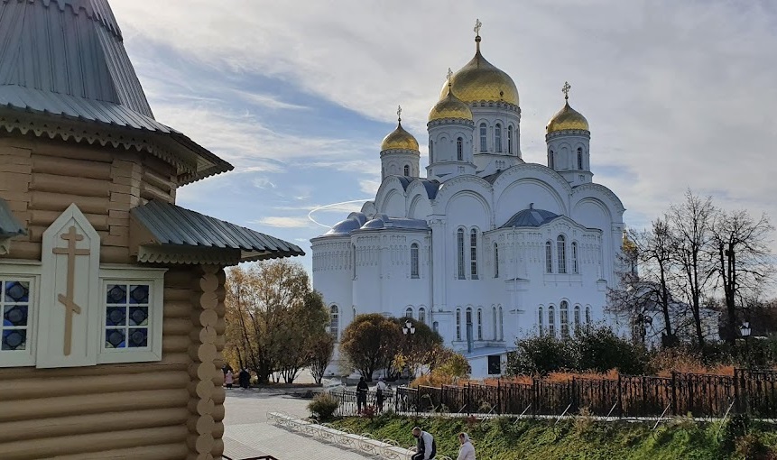Как самостоятельно добраться до Дивеево?  Свято-Троицкий Серафимо-Дивеевский женский монастырь находится на юге Нижегородской области, в селе Дивееве.  От Москвы до Дивеево 450 км. От Нижнего Новгорода – 180 км, от Арзамаса – 65 км, от Сарова – 12 км...