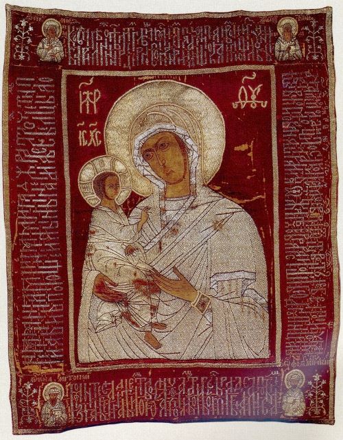 Первый воскресный день по взятии Москвы был днем триумфа. 25 октября (7 ноября по н.ст.) русские дружины торжественно, под звон колоколов, с иконами и хоругвями двумя колоннами вступили на Красную площадь. Нижегородское ополчение несло перед собой ...