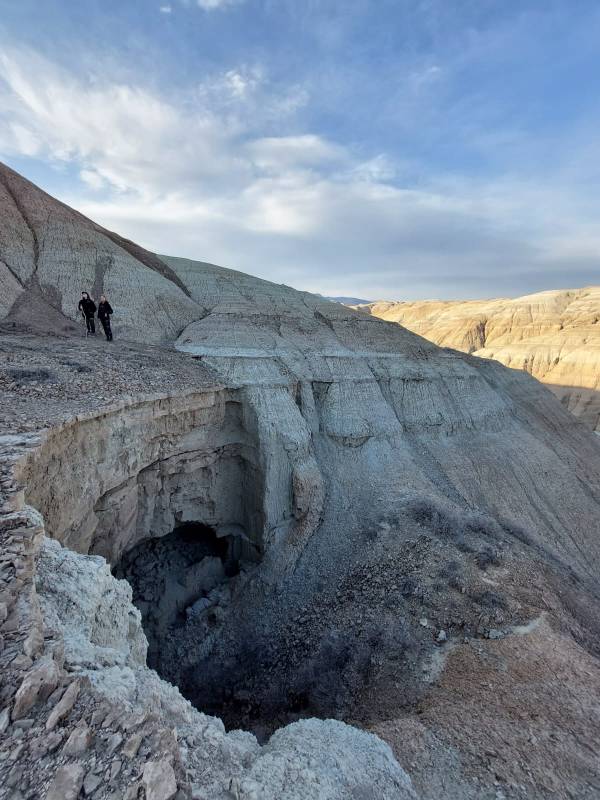 ПРИТЧА. Отец говорит своему сыну: Сынок, знаешь, что поистине в Рай входят бесплатно, а вход в aд платный, а иногда и дорогостоящий... Удивленно сын спрашивает: «Kак это, отец?» Отец говорит: «Да, жар ада стоит дорого. Кто играет в азартные игры–платит...