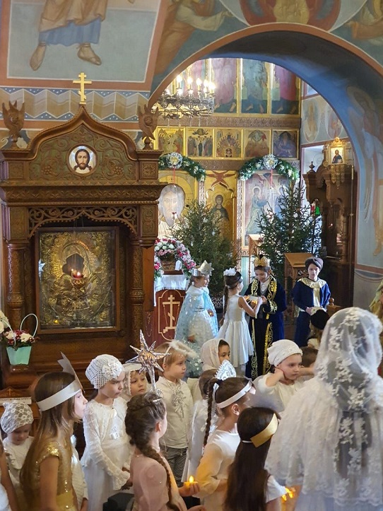 ХРИСТОСЛАВЫ. Под покровом ночи звездной Дремлет русское село; Всю дорогу, все тропинки Белым снегом замело…  Кое-где огни по окнам, Словно звездочки, горят. На огонь бежит сугробом Со звездой толпа ребят.  Под оконцами стучатся, «Рождество Твое» поют...