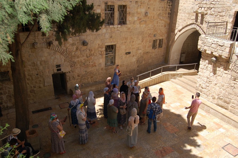 КРЕСТНЫЙ ПУТЬ ГОСПОДА НА РАСПЯТИЕ. Дорога скорби и спасения. Пятая остановка Крестного пути находится буквально в десятке метров от предыдущей, на повороте Виа Долороза к Голгофе. В этом месте воины, ведшие Иисуса и раздраженные Его медлительностью, ...