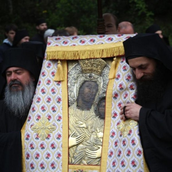 3 февраля совершается празднование Ктиторской иконы – главной святыни Ватопедского монастыря на Афоне.  Эта икона была помещена в алтаре на горнем месте соборного Благовещенского храма, поэтому ее называют еще Алтарницей (а по-гречески «Виматарисса»)...