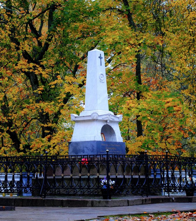 Свято-Успенский Святогорский монастырь основан в 1569 году царём Иоанном Грозным в память явления икон Божьей Матери «Одигитрия» и «Умиление» блаженному Тимофею. Но туристов здесь больше, чем паломников. Большинство людей приезжает в святую обитель не ...