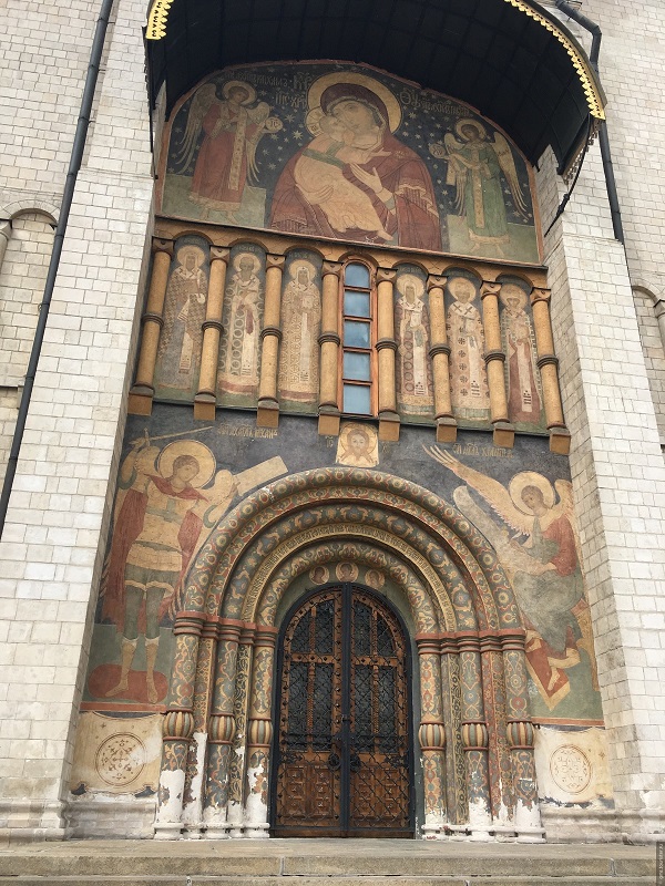 Традиция возведения Успенских храмов на Руси началась еще в древнем Киеве: тогда наряду с храмом Святой Софии был построен и первый в новообращенной стране Успенский собор, в Киево-Печерском монастыре. По преданию, Сама Пресвятая Богородица прислала из...