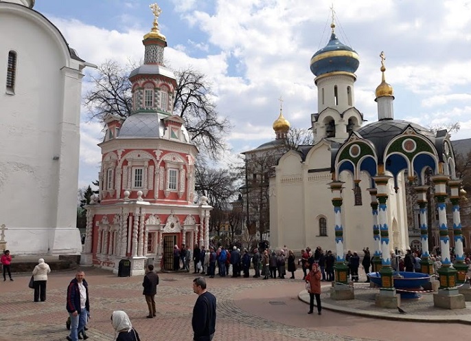 Как самостоятельно добраться до Свято-Троицкой Сергиевой лавры?  Едем в г. Сергиев Посад.  Расстояние от Москвы – 100 км.  Электрички ходят с Ярославского вокзала очень часто. Время в пути – 1-2 часа. Стоимость проезда – от 208 до 400 руб. От вокзала до..