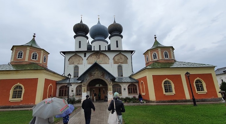 9 июля 2004 года в Тихвинский Богородичный Успенский монастырь после 60 лет пребывания за рубежом вернулась чудотворная Тихвинская икона Божией Матери.  Когда в 1941 году фашисты захватили Тихвин, икону переправили в Псков, а в 1944-м она оказалась в ...