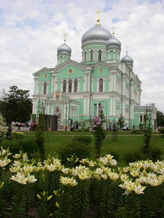 Сегодня в Дивеево большой праздник – день памяти преподобной Елены (Мантуровой). Самое близкое и верное чадо прп.Серафима Саровского, матушка Елена скончалась в 1832 году, накануне праздника Пятидесятницы. На другой день, в праздник Святой Троицы, во ...