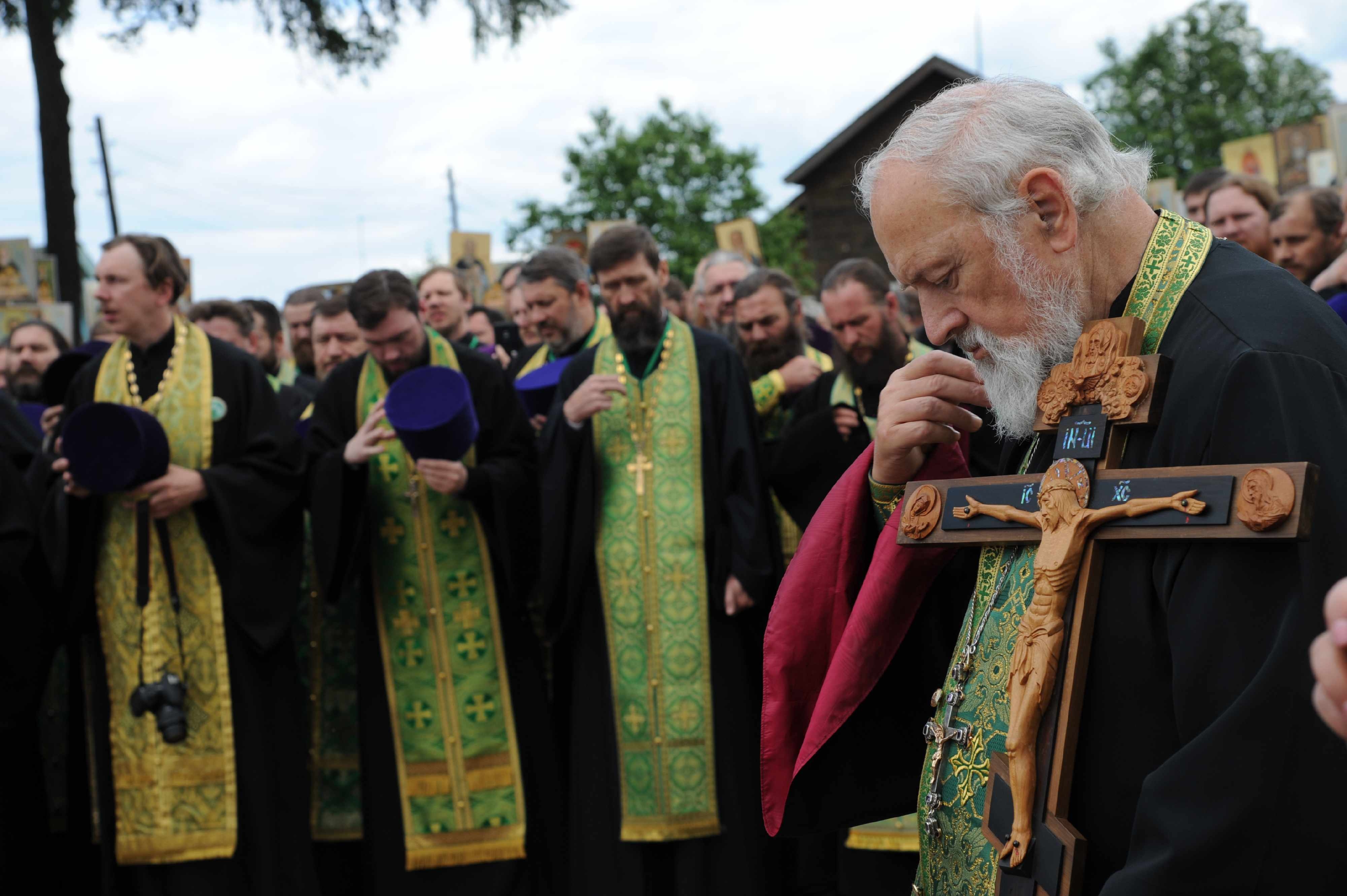 ХРИСТОС ВОСКРЕСЕ!  Греческий старец Порфирий часто говорил о том, что молитва означает беседу с Самим Богом, Который всегда готов выслушать нас со вниманием и любовью. – На самом деле, думал ли ты, чадо мое, поговорить хотя бы раз с кем-нибудь из наших...