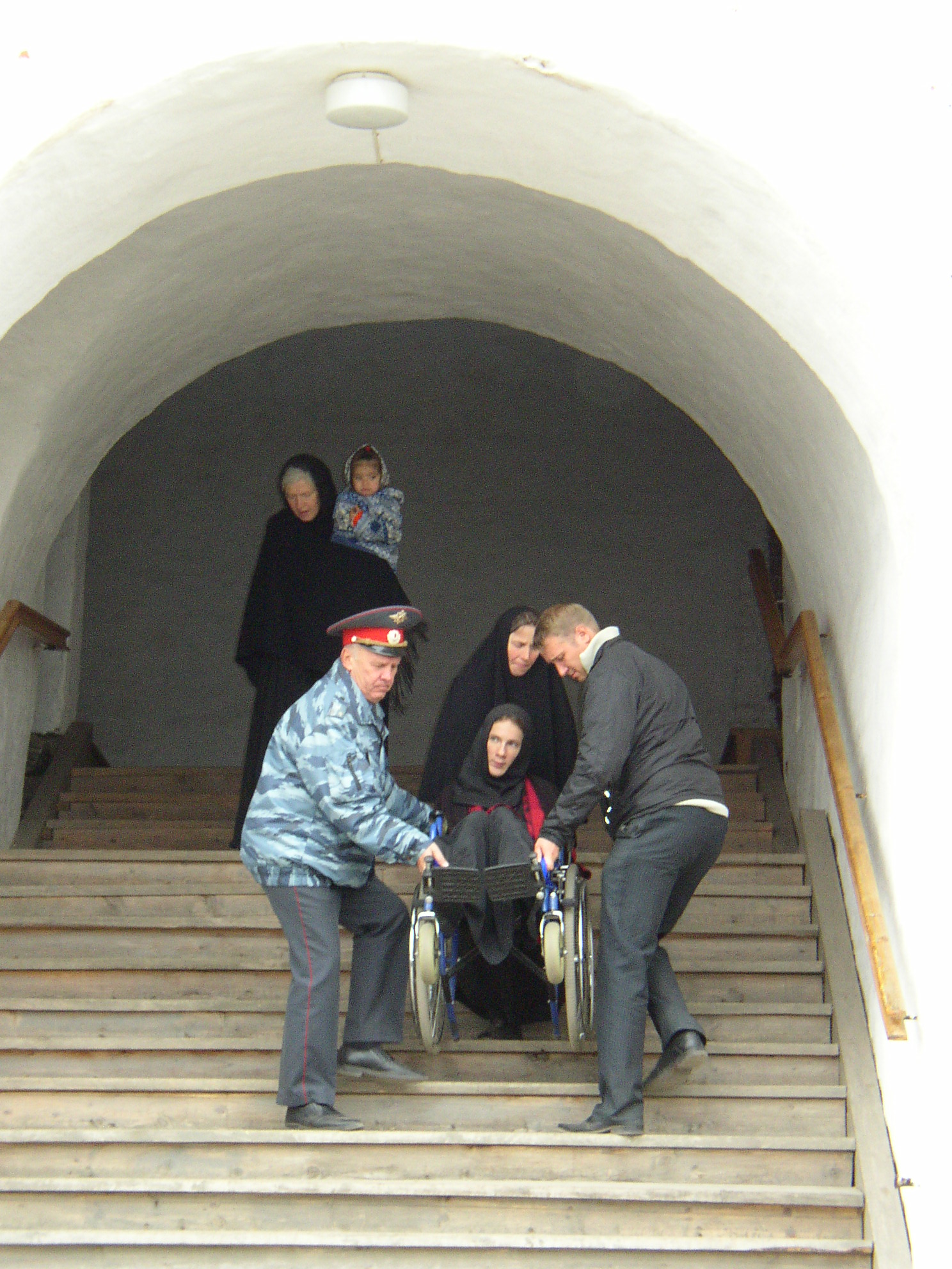 «Один молодой человек ехал по дороге на новом сверкающем «ягуаре» в прекрасном расположении духа, напевая веселую песенку. Заметив сидящих  у обочины детей, он на всякий случай сбавил скорость. И вдруг  услышал звук камня, брошенного в его машину...