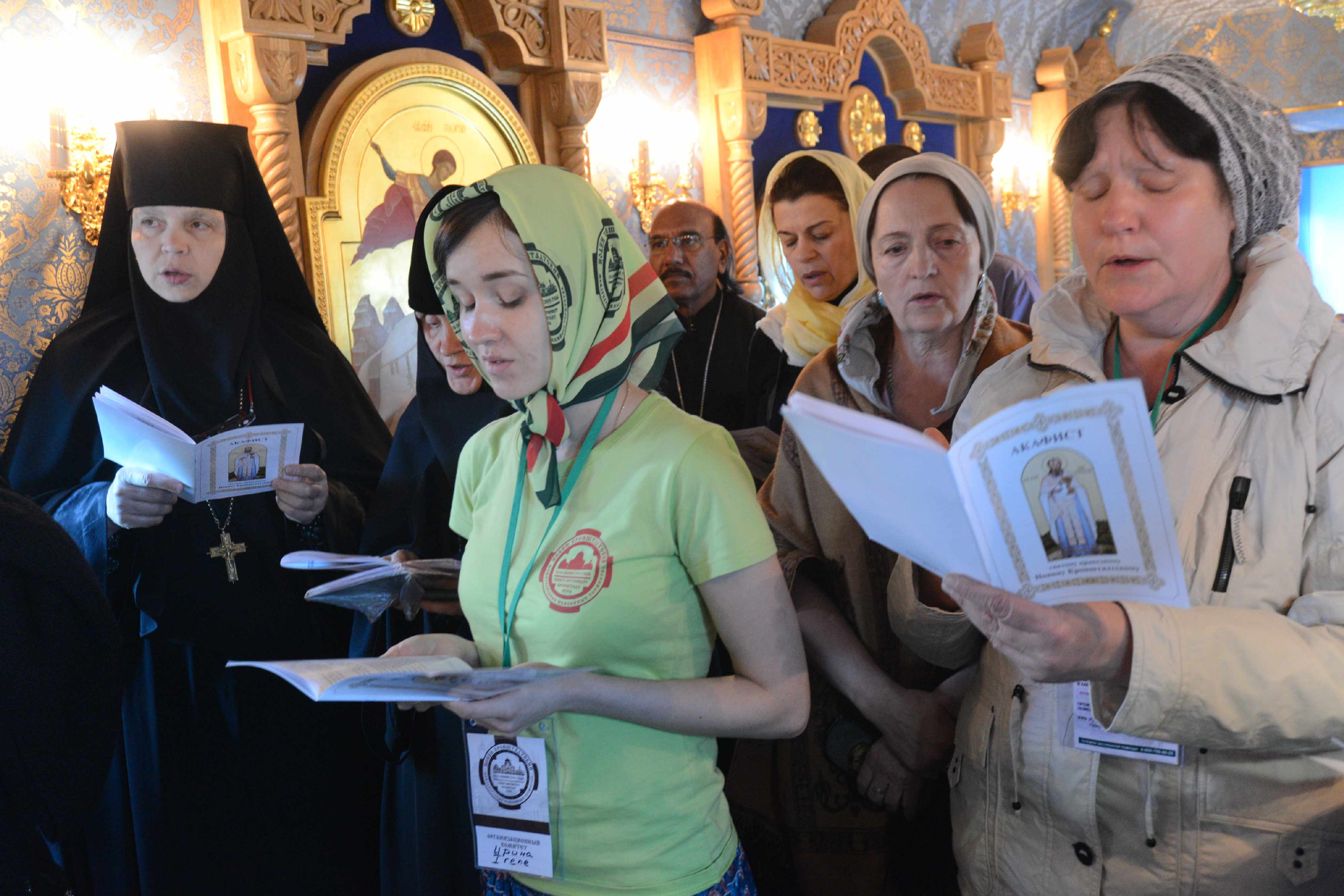 Бывает, что нас просят помолиться за того или другого человека. А иногда мы это делаем сами, по любви к своему ближнему. «Когда хочет Господь кого-нибудь помиловать, – говорит преподобный Силуан Афонский, – то внушает другим желание за него молиться, ...