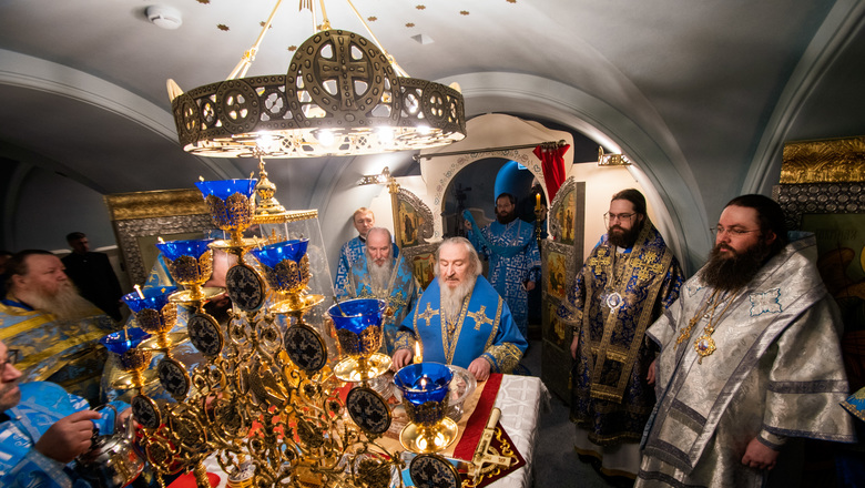 В столице Татарстана состоялось великое освящение Пещерного храма в честь Рождества Пресвятой Богородицы. Перед началом богослужения митрополит Марк доставил в монастырь частицы мощей преподобномучениц великой княгини Елисаветы и инокини Варвары. Святыня