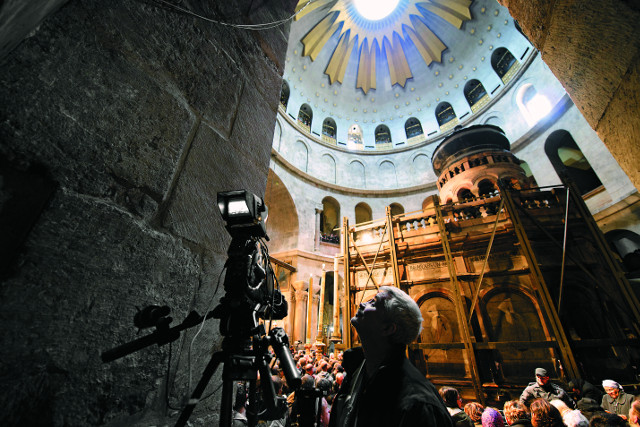 Кувуклия в водопаде света